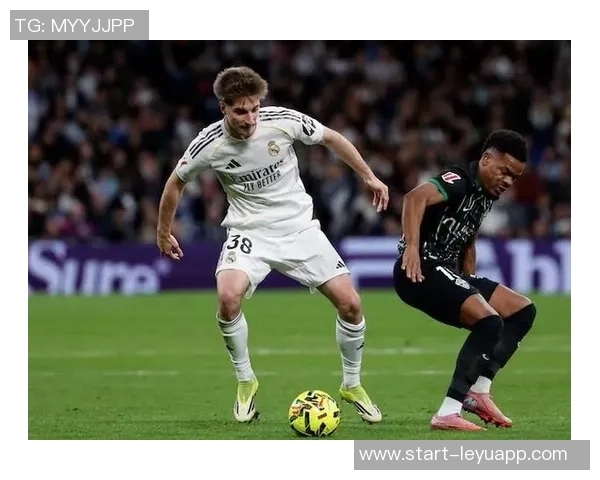 阿斯报称皇马巴萨争抢阿贾克斯19岁中场新星布尼达