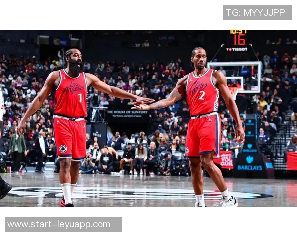 哈登上半场表现抢眼第二节独取14分助球队逆转局势